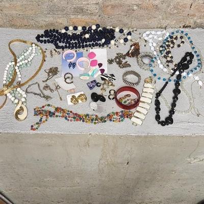 Sale Photo Thumbnail #384: Mixed lot of misc jewelry