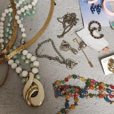 Sale Photo Thumbnail #386: Mixed lot of misc jewelry