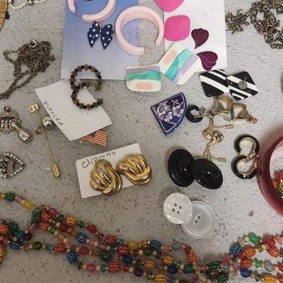 Sale Photo Thumbnail #387: Mixed lot of misc jewelry