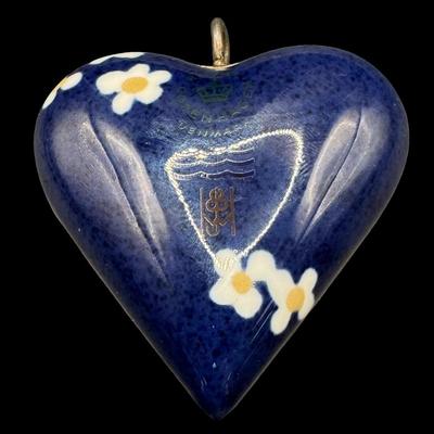 Sale Photo Thumbnail #237: This piece is blue with yellow and white flowers. The finding is marked “925.” There are no obvious chips or cracks. Measurement: 2.5”H x 2.25”W. Pre-auction estimate: $100-$150. [JP]