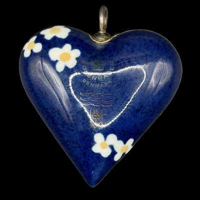 Sale Photo Thumbnail #236: This piece is blue with yellow and white flowers. The finding is marked “925.” There are no obvious chips or cracks. Measurement: 2.5”H x 2.25”W. Pre-auction estimate: $100-$150. [JP]