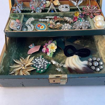 563 Assorted Antique Brooches