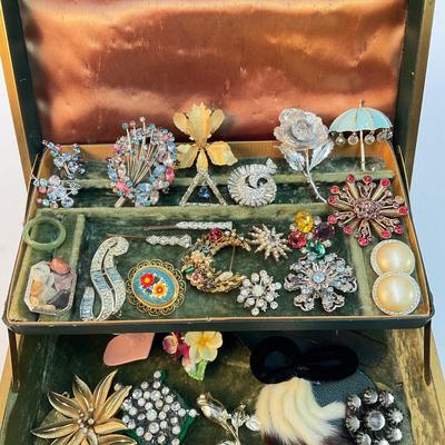 563 Assorted Antique Brooches