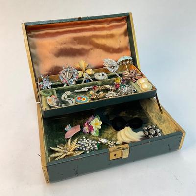 563 Assorted Antique Brooches