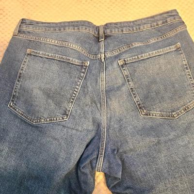 LOT 27: Women's Plus Size Jeans, Sleeveless Checked Shirt and 2 Flannel Shirts