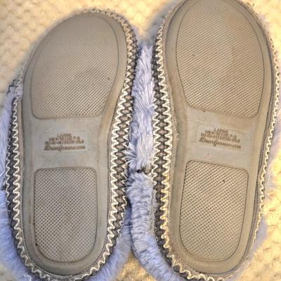 LOT 28: Women's Lounge Pants. 2 Long Sleeve Shirts, and 2 Pairs of Slippers