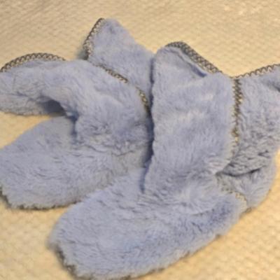 LOT 28: Women's Lounge Pants. 2 Long Sleeve Shirts, and 2 Pairs of Slippers