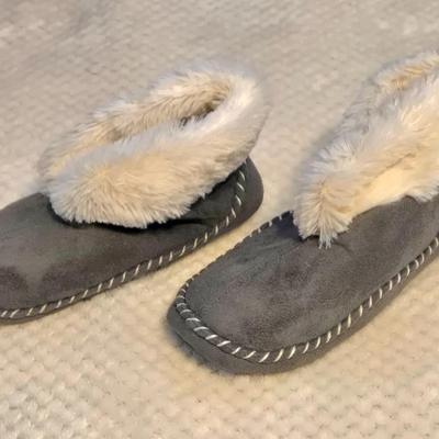 LOT 28: Women's Lounge Pants. 2 Long Sleeve Shirts, and 2 Pairs of Slippers