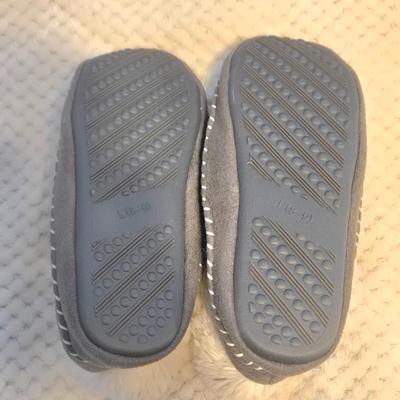 LOT 28: Women's Lounge Pants. 2 Long Sleeve Shirts, and 2 Pairs of Slippers