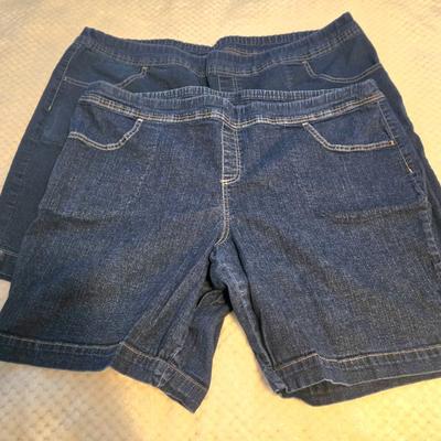 LOT 30: Women's Plus Size Cargo Shorts, Capris, and 3 Pairs of Jean Shorts