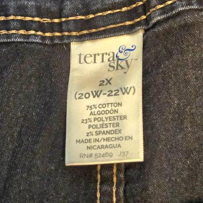 LOT 30: Women's Plus Size Cargo Shorts, Capris, and 3 Pairs of Jean Shorts