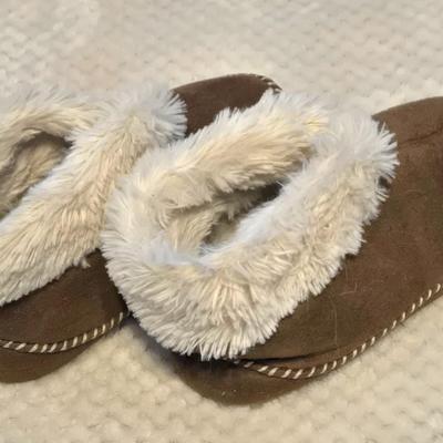 LOT 33: Women's Lounge Pants, Two Pairs of Slippers, and Two DelSol TShirts Which Change Color in Sunlight