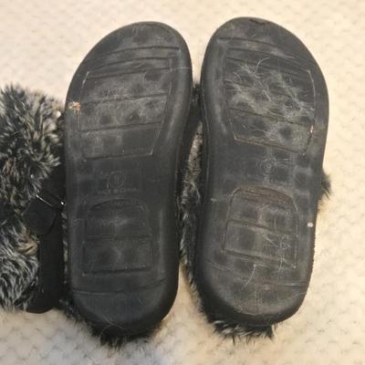 LOT 33: Women's Lounge Pants, Two Pairs of Slippers, and Two DelSol TShirts Which Change Color in Sunlight