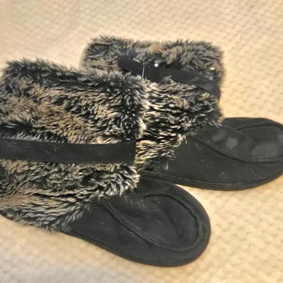 LOT 33: Women's Lounge Pants, Two Pairs of Slippers, and Two DelSol TShirts Which Change Color in Sunlight