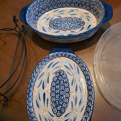 Temp-tations Old World Blue 2.5 Qt Oval Baker w/ Lid & Wire Rack – By Tara