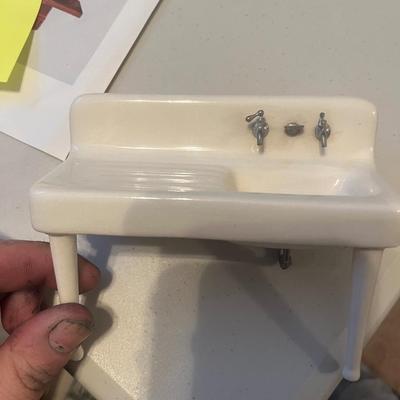 Doll porcelain sink