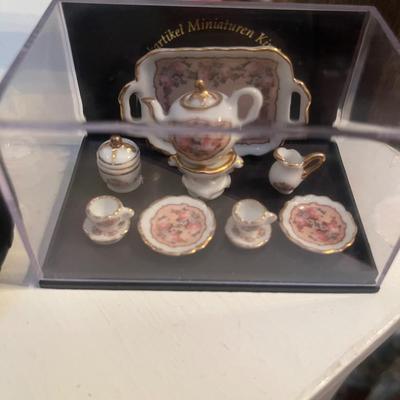 Mini porcelain tea set