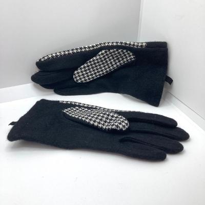 LOT 136: Ladies Collection - Hounds Tooth Print Gloves, Cheryl Richardson Self-Care Cards, Designer Style Sun Glasses (Coach / DG ),...