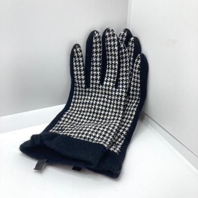 LOT 136: Ladies Collection - Hounds Tooth Print Gloves, Cheryl Richardson Self-Care Cards, Designer Style Sun Glasses (Coach / DG ),...