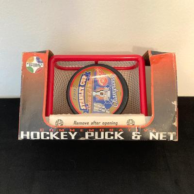 LOT 137: Sports Collection - Flyer's Stanley Cup Puck and Net / Puzzle, Golf Clock, Buick Super Bowl XXV Silver Anniversary Trading...