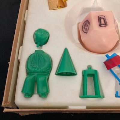 LOT 141: Vintage Models, Games and More - Lindberg 1948 Lincoln Continental No. 72322, Revell "T" Touring, Dunce and Generator Kit