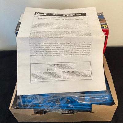 LOT 141: Vintage Models, Games and More - Lindberg 1948 Lincoln Continental No. 72322, Revell "T" Touring, Dunce and Generator Kit