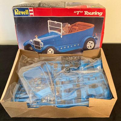 LOT 141: Vintage Models, Games and More - Lindberg 1948 Lincoln Continental No. 72322, Revell "T" Touring, Dunce and Generator Kit