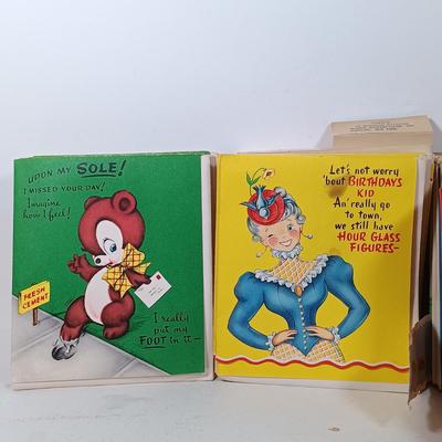 LOT 168: Vintage Munson Masterpiece Greeting Cards with Duck Dynasty Valentine Card Sets