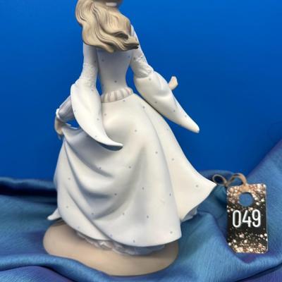 Sale Photo Thumbnail #33: Lladro Cinderella porcelain figure, matte finish, sculpted by Alfredo Ruiz
Broken fingers on the right hand 
Retired
9.7 inches tall