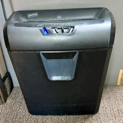 Sale Photo Thumbnail #581: Staples 8-sheet crosscut shredder. Tested, works as expected.