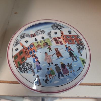 Villeroy & Boch Naif Christmas porcelain trinket box, lidded candy box, or covered dish