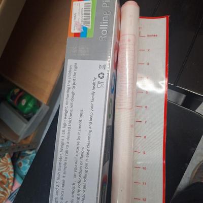 Stainless steel rolling pin and silicone mat