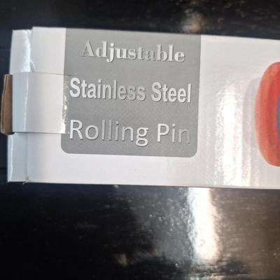 Stainless steel rolling pin and silicone mat