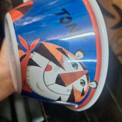 Kellogg's Tony the Tiger Frosted Flakes collectible cereal bowls.- melamine