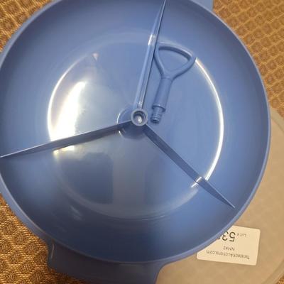 Tupperware divided container with lid