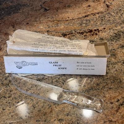 GLASS CAKE PLATE WITH DOME LID AND A GLASS KNIFE