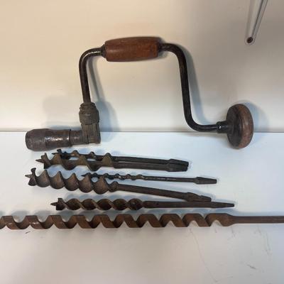 VINTAGE AUGER BRACE DRILL AND DRILL BITS