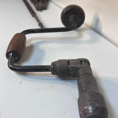 VINTAGE AUGER BRACE DRILL AND DRILL BITS