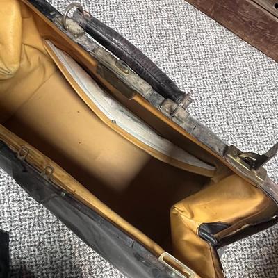 ANTIQUE LEATHER DOCTORS BAG