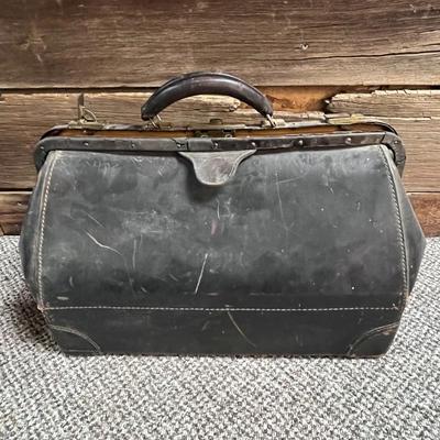 ANTIQUE LEATHER DOCTORS BAG