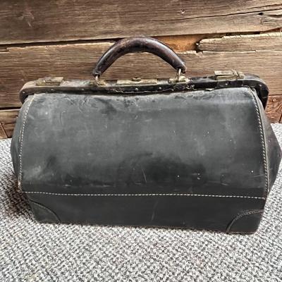 ANTIQUE LEATHER DOCTORS BAG