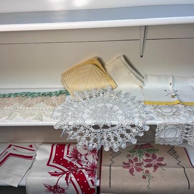 VINTAGE TABLE AND KITCHEN LINENS