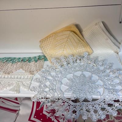 VINTAGE TABLE AND KITCHEN LINENS