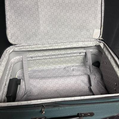 3 PIECES OF LUGGAGE ON WHEELS