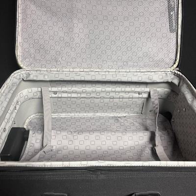 3 PIECES OF LUGGAGE ON WHEELS