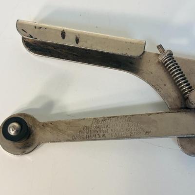 CLAY PIGEON THROWER AND 3 DUCK CALLS