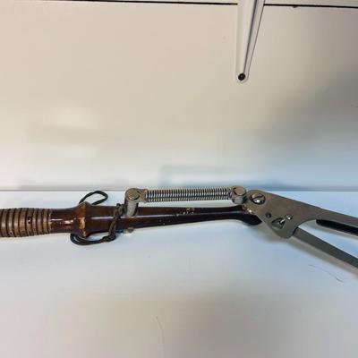 CLAY PIGEON THROWER AND 3 DUCK CALLS