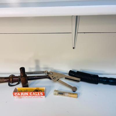 CLAY PIGEON THROWER AND 3 DUCK CALLS