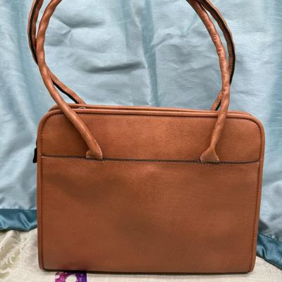 Sale Photo Thumbnail #119: very good condition, pre-owned
13 x 9  inches
1 interior zipper pocket, 3 interior slot pockets, 2 exterior slot pockets
2 handles