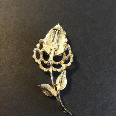 Sale Photo Thumbnail #91: Very nice Vintage gold tone faux pearl cluster brooch please see attached photos